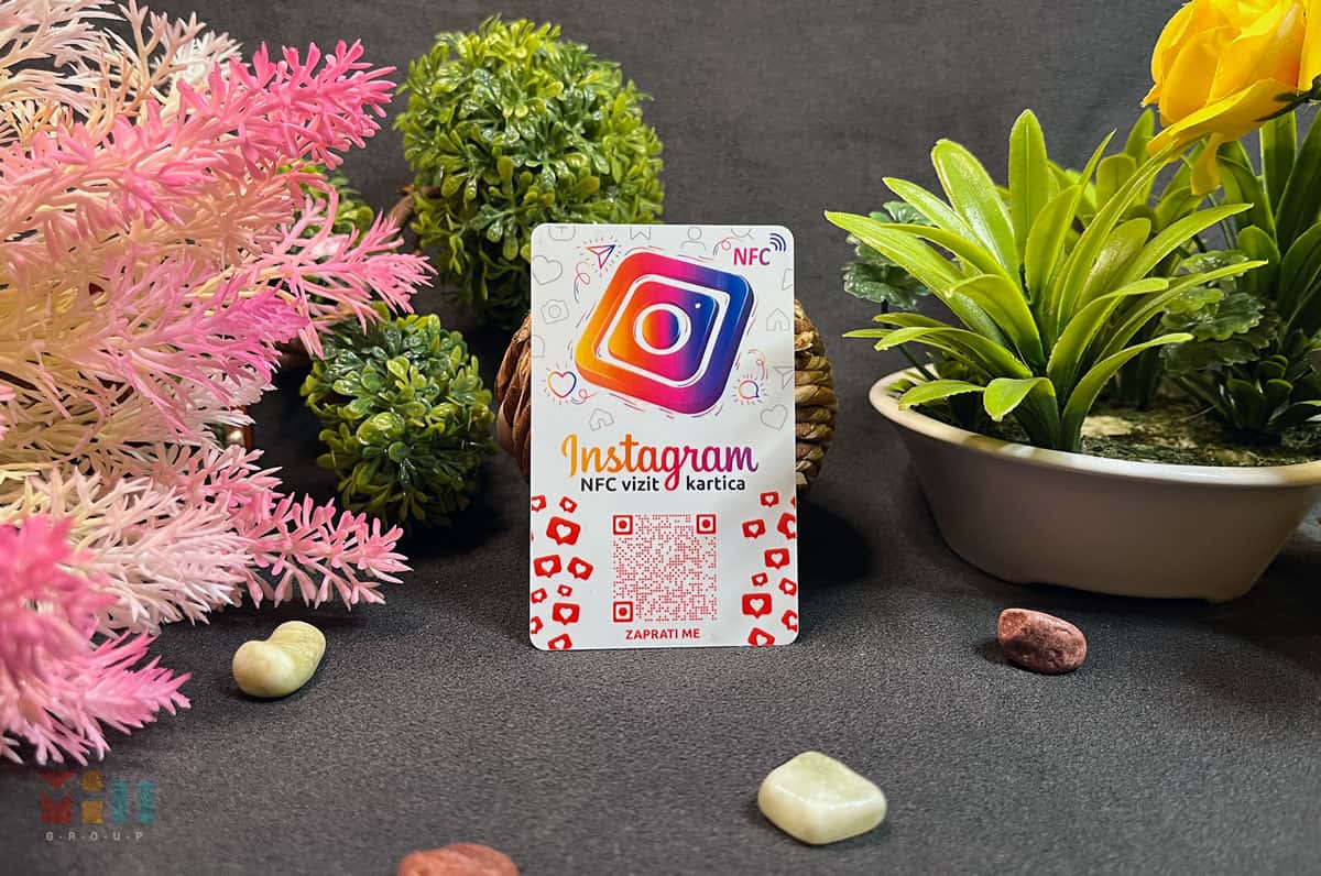 Personalna Instagram digitalna NFC vizit kartica u celofanskoj ambalaži. BizU card 600 px