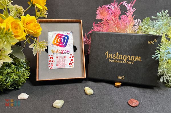 Personalna Instagram digitalna NFC vizit kartica u poklon kutiji. BizU card