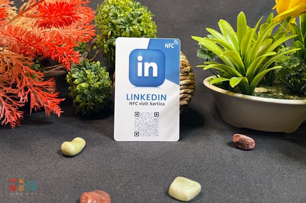 Personalna Linkedin digitalna NFC vizit kartica u celofanskoj ambalaži. BizU card 250 px